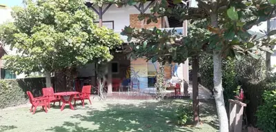 Um jardim no exterior de Casa Beira Mar Com 05 Dormitórios Próximo a Comércio em Geral