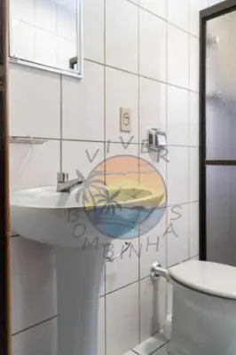 Uma casa de banho em Apartamento na Avenida da Praia Zona Central ao Lado de Comércio em Geral com 02 Dormitórios