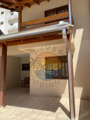 A planta de Sobrado Alto Padrão Zona Central da Praia com 02 Dormitórios