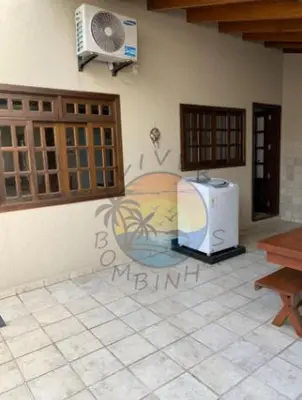 A planta de Sobrado Alto Padrão Zona Central da Praia com 02 Dormitórios