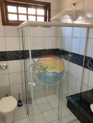 Uma casa de banho em Sobrado Alto Padrão Zona Central da Praia com 02 Dormitórios
