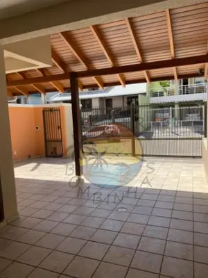 A planta de Sobrado Alto Padrão Zona Central da Praia com 02 Dormitórios