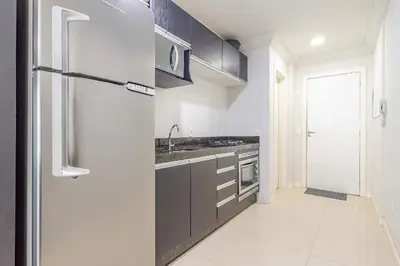 A cozinha ou kitchenette de Apto em Bombas: Confortável e Econômico