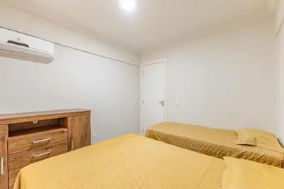 Uma cama ou camas num quarto em Apto em Bombas: Confortável e Econômico