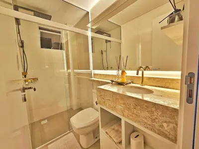 Uma casa de banho em Novo, Sofisticado, com Vista mar