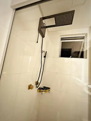 Uma casa de banho em Novo, Sofisticado, com Vista mar