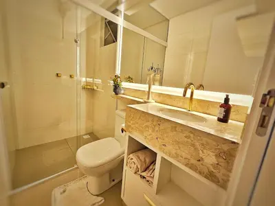 Uma casa de banho em Novo, Sofisticado, com Vista mar