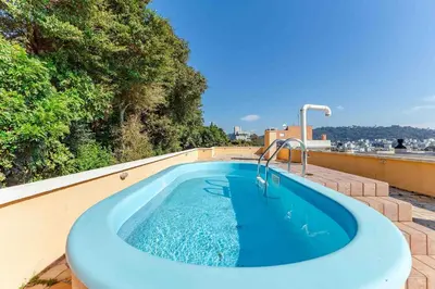A planta de Aconchegante Apartamento a Poucos Metros do Mar