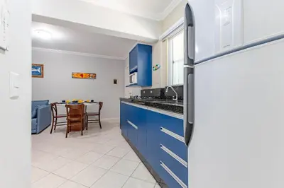 A planta de Aconchegante Apartamento a Poucos Metros do Mar