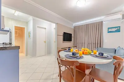 A planta de Aconchegante Apartamento a Poucos Metros do Mar