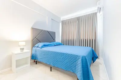 A planta de Aconchegante Apartamento a Poucos Metros do Mar
