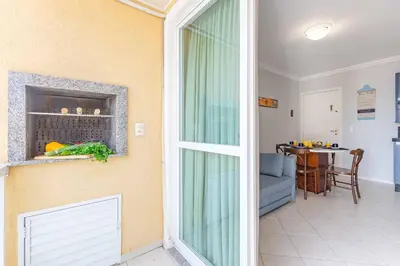 A planta de Aconchegante Apartamento a Poucos Metros do Mar
