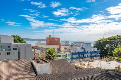 A planta de Aconchegante Apartamento a Poucos Metros do Mar