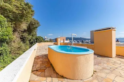 A planta de Aconchegante Apartamento a Poucos Metros do Mar