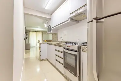 A cozinha ou kitchenette de Apto Aconchegante na Praia de Bombas com Piscina