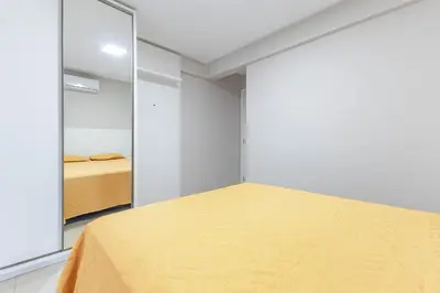 Uma cama ou camas num quarto em Apto Aconchegante na Praia de Bombas com Piscina