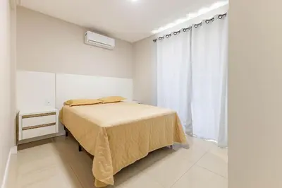 Uma cama ou camas num quarto em Apto Aconchegante na Praia de Bombas com Piscina