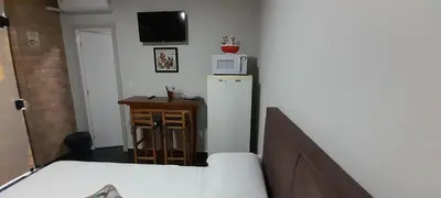 Uma televisão e/ou sistema de entretenimento em Suíte Varandas