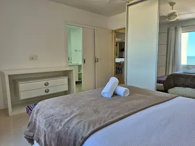Uma cama ou camas num quarto em Vista Incrível Frente Mar 2 Quartos |CURTA134