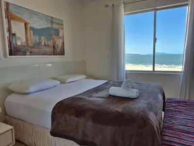 Uma cama ou camas num quarto em Vista Incrível Frente Mar 2 Quartos |CURTA134