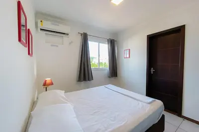 Uma cama ou camas num quarto em Na Avenida principal -200m da Praia de Palmas - 0197