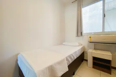 Uma cama ou camas num quarto em Na Avenida principal -200m da Praia de Palmas - 0197