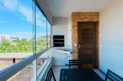Uma varanda ou terraço em Na Avenida principal -200m da Praia de Palmas - 0197