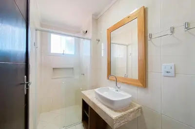 Uma casa de banho em Na Avenida principal -200m da Praia de Palmas - 0197