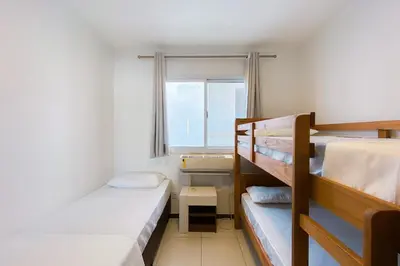 Uma cama ou camas num quarto em Na Avenida principal -200m da Praia de Palmas - 0197