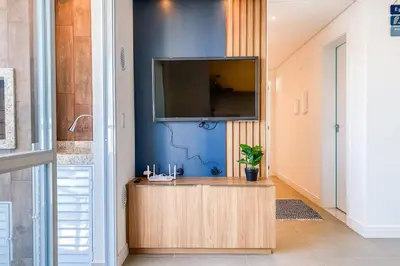 Uma televisão e/ou sistema de entretenimento em Apartamento 2 Quartos sendo 1 Suíte na Praia - 0317