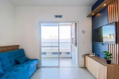 Uma área de estar em Apartamento 2 Quartos sendo 1 Suíte na Praia - 0317