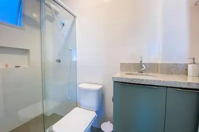Uma casa de banho em Apartamento 2 Quartos sendo 1 Suíte na Praia - 0317