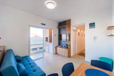 Uma televisão e/ou sistema de entretenimento em Apartamento 2 Quartos sendo 1 Suíte na Praia - 0317