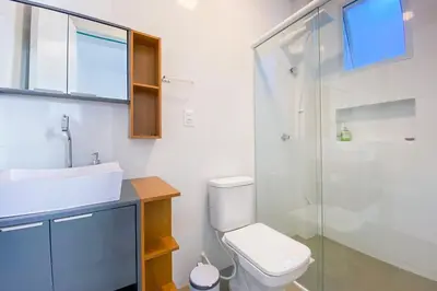 Uma casa de banho em Apartamento 2 Quartos sendo 1 Suíte na Praia - 0317