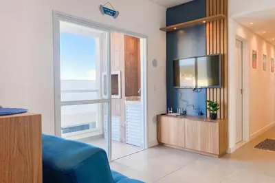Uma televisão e/ou sistema de entretenimento em Apartamento 2 Quartos sendo 1 Suíte na Praia - 0317