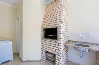 Uma televisão e/ou sistema de entretenimento em Ampla casa com 04 quartos para locação - 0315