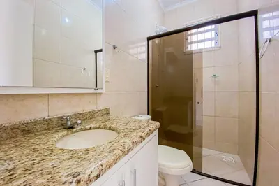 Uma casa de banho em Ampla casa com 04 quartos para locação - 0315