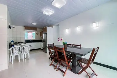 Uma área de estar em Casa 400m da Praia de Palmas - 0343