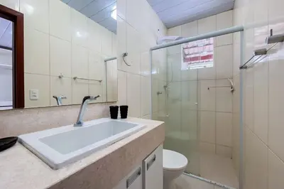 Uma casa de banho em Casa 400m da Praia de Palmas - 0343