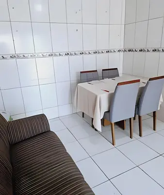 Uma área de estar em Apartamento econômico para até 4 Apto Econômico para 4 pessoas - Completopessoas, totalmente equipado