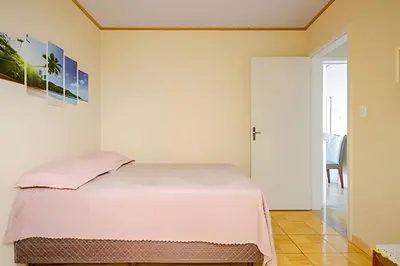 Uma cama ou camas num quarto em Casa Aconchegante a 600m da Praia no Bairro da Barra