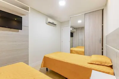 Uma televisão e/ou sistema de entretenimento em Boulevard: Apto Exclusivo a Passos do Mar
