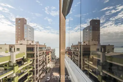 Uma vista geral de Meia Praia ou a vista da cidade a partir do apartamento