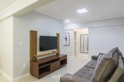 Uma televisão e/ou sistema de entretenimento em Apto 3 Quartos a 130m da Praia MMP0137