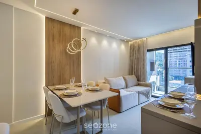 Uma área de estar em Apt c/ Churrasq. 600m da Praia AQT0604