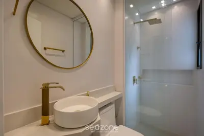 Uma casa de banho em Apt c/ Churrasq. 600m da Praia AQT0604