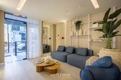 Uma área de estar em Apt c/ Churrasq. 600m da Praia AQT0604
