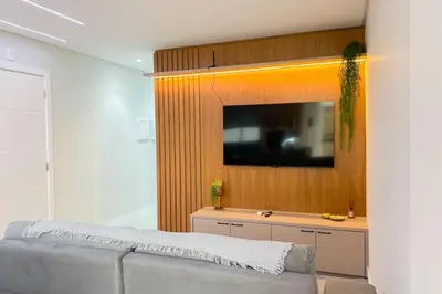 Uma televisão e/ou sistema de entretenimento em Praia de Palmas - Vista Mar - Torre B - Novo - 0484