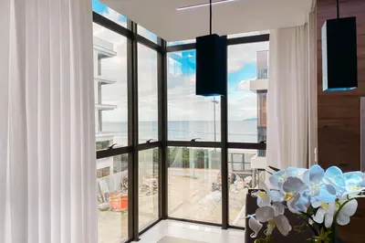 Uma televisão e/ou sistema de entretenimento em Praia de Palmas - Vista Mar - Torre B - Novo - 0484