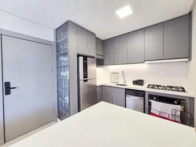 A cozinha ou kitchenette de 104 - Apto com 03 suítes na Praia de Mariscal